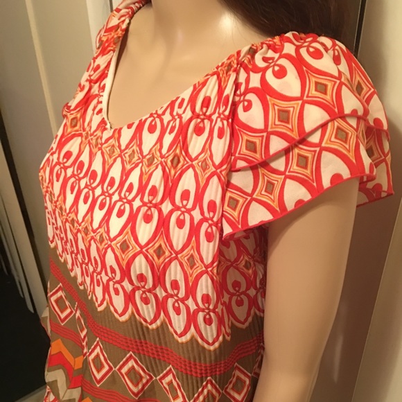 Geometric Ruffled Layered Top - Picture 2 of 3